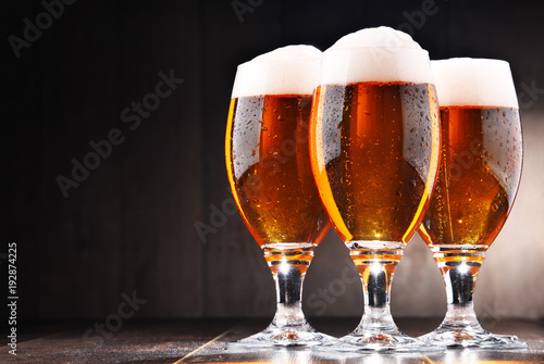 sklad-z-trzema-szklankami-lager