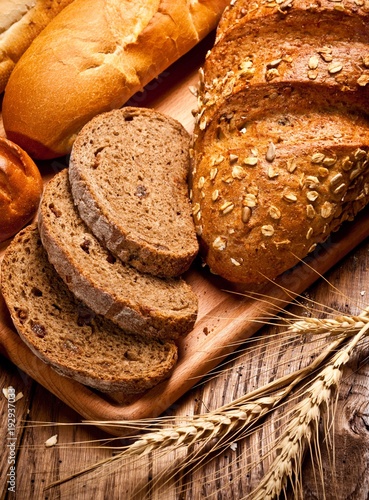 Plakat asortyment pieczony chleb na stół z drewna