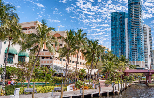 Fotografía FORT LAUDERDALE, FL - FEBRUARY 29, 2016: Beautiful homes along city canals