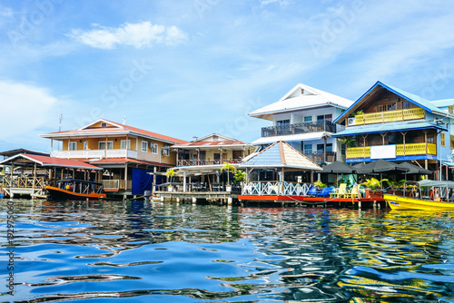 Cuadros en Lienzo Houses of typical construction on the sea in Bocas del Toro