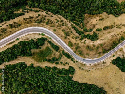 antena-nad-widok-wiejski-krajobraz-z-kreta-droga-biega-przez-ono-w-grecja