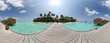 tropische Insel mit Palmen und Steg in hoch stehender Sonne und türkis farbenem Meer Panorama
