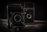 Fototapeta  - Stare aparaty fotograficzne stojące na starych surowych deskach