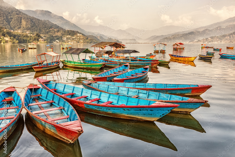 Boats on Lake Fewa, Pokhara, Nepal - obrazy, fototapety, plakaty 