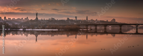 Plakat Zimowy wieczór, piękna panorama miasta, widok Kijów-Pechersk Lavra, Dniepr rzeka, Kijów, Ukraina