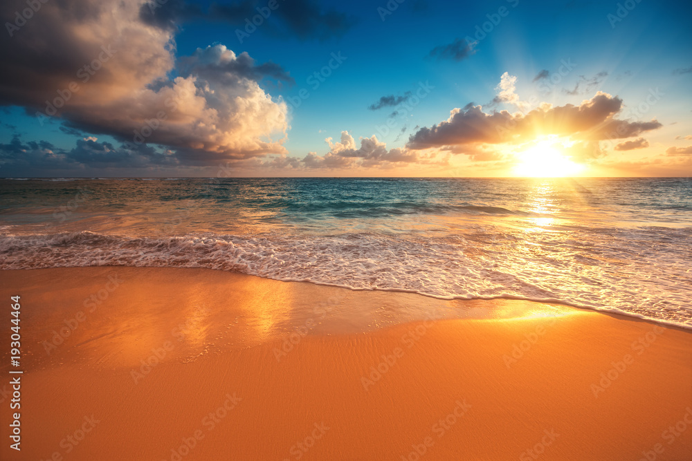 Beautiful sunrise over the sea. Tropical beach. - obrazy, fototapety, plakaty 