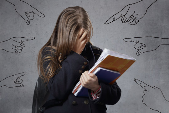 Fototapete -  - fillette harcelée à l'école