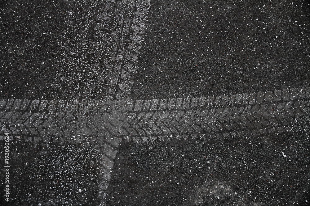 Auto Reifenprofil-Spur in Asphalt eingedrückt mit Rollsplit - obrazy, fototapety, plakaty 