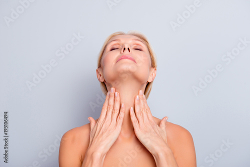 Fotografía Portrait of pretty, charming, attractive woman enjoying her perfect skin holding