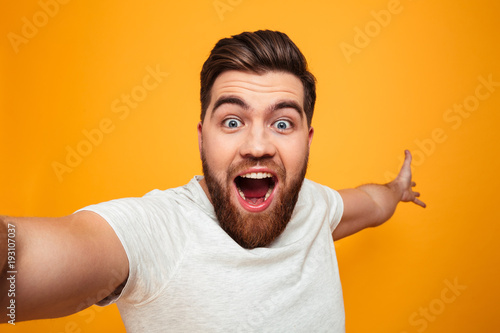 Fotografía Portrait of a joyful bearded man taking a selfie