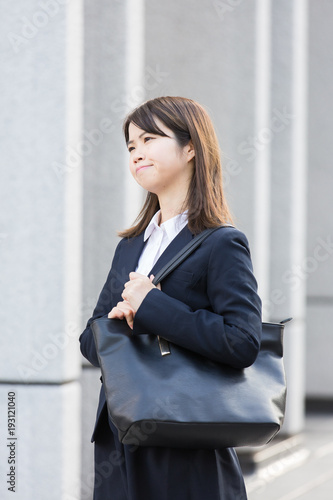 新社会人 スーツ姿の若い女性 Buy This Stock Photo And Explore Similar Images At Adobe Stock Adobe Stock