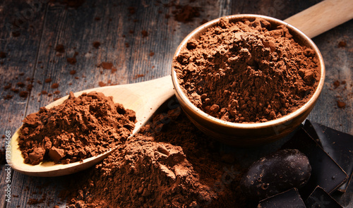 Fotografía Composition with bowl of cocoa powder on wooden table