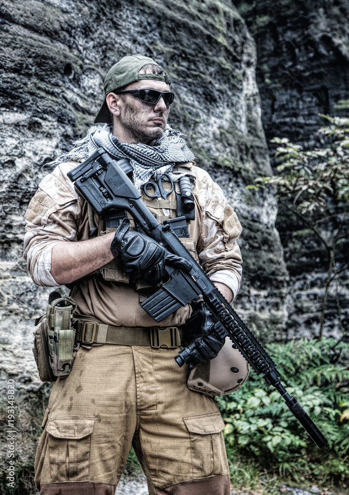 Foto Private military contractor PMC in baseball cap with