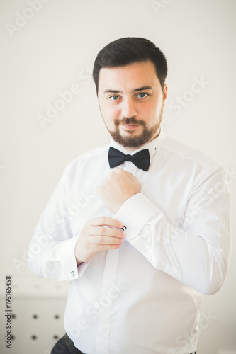 Beautiful man, groom posing and preparing for wedding Fotobehang