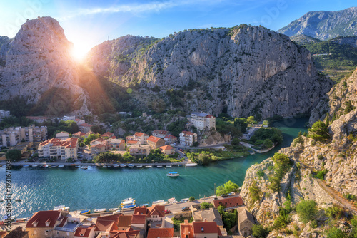 Plakat Piękne słoneczne miasto, miasto Omis nad brzegiem rzeki Cetiny, kanion i skaliste góry Dinara, widok z góry z twierdzy Mirabella (Peovica), śródziemnomorska miejscowość turystyczna w Dalmacji, Chorwacja