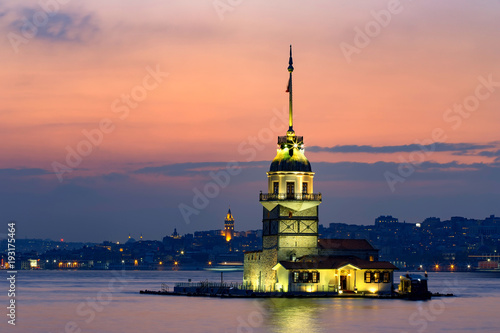 Plakat Maiden Tower (Tower of Leandros, turecki: Kiz Kulesi) spokojna sceneria przy wejściu do Cieśniny Bosfor w Stambule, Turcja (KIZ KULESI - SALACAK-USKUDAR)
