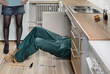 Klempner Installateur Handwerker Sanitär repariert Spüle in der Küche