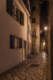 Fototapeta Uliczki - Night streets and buildings of the old town of Kotor. Montenegro.