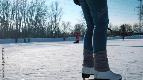 Коньки на льду. Конек без ноги. Конек без ноги. Конек без ноги. Ноги в коньках.