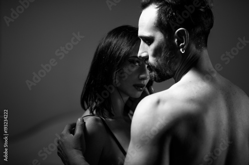 Plakat bliska obraz dwóch kochających ludzi w bieliźnie. Koncepcja miłości.