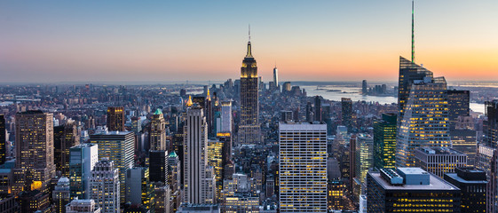 Fototapete - New York City. Manhattan downtown skyline with illuminated Empire State Building and skyscrapers at dusk. USA.