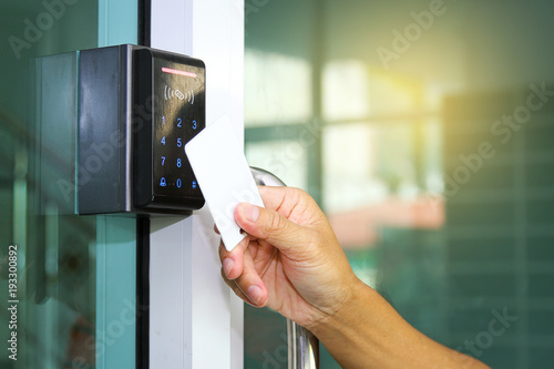 Fotografía Close-up hand inserting keycard to lock and unlock door