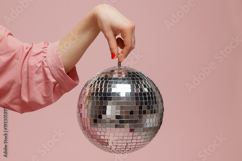 Cuadros en Lienzo Mirror disco ball girl holding her hand on pink background
