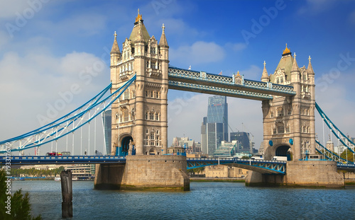 Plakat Sławny Londyn wierza most nad rzecznym Thames na słonecznym dniu