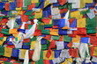 dużo kolorowych tybetańskich flag modlitewnych