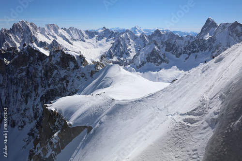 ekstremalne-tereny-narciarskie-i-alpinistyczne-blanchet-valley-w-aiguille-de-midi-3842-m-w-masywie-mont-blanc-francja
