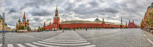 Cuadros en Lienzo Panoramaaufnahme über den Roten Platz in Moskau mit Blick auf Basilius Kathedral