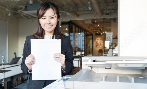 書類を持つ女性 Stock Photo Adobe Stock 書類を持つ女性 Stock Photo Adobe Stock