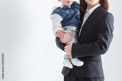 子供を抱くビジネスウーマン Stock Photo Adobe Stock