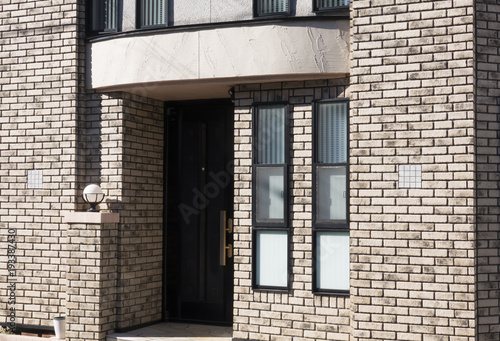 住宅 外観 玄関アプローチ レンガ調のタイル Stock Photo Adobe Stock