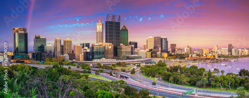 Fototapeta Pert. Panoramiczny pejzaż miejski Perth linia horyzontu, Australia podczas dramatycznego zmierzchu.