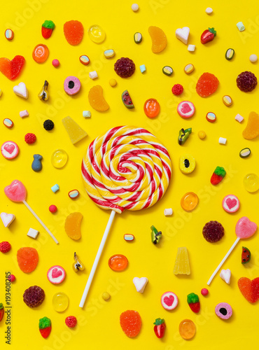 Zdjęcie XXL kolorowe cukierki na żółtym tle