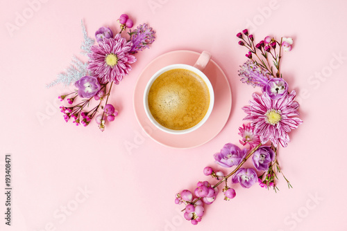 Zdjęcie XXL kawa w różowy pastelowy widok z góry