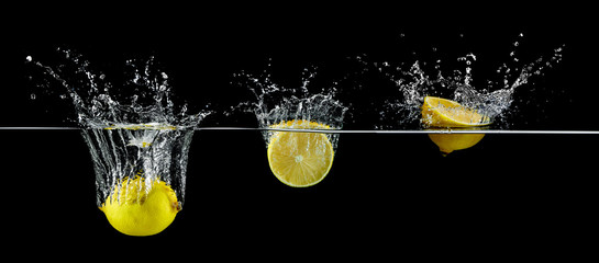 Wall Mural - lemon in water splash