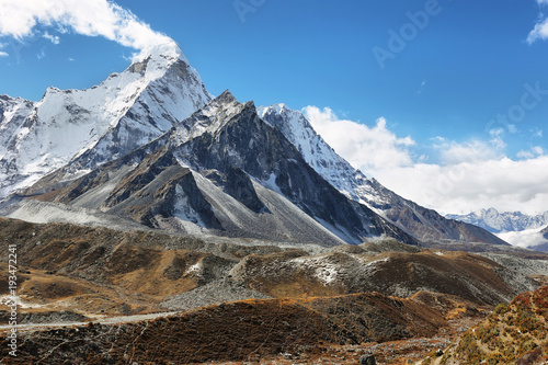 Zdjęcie XXL Amphu Gyabjen i Ama Dablan osiągają szczyt widoków z doliny Chukhung