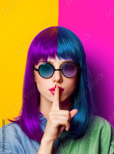 Fotomural Young girl with purple hair and sunglasses