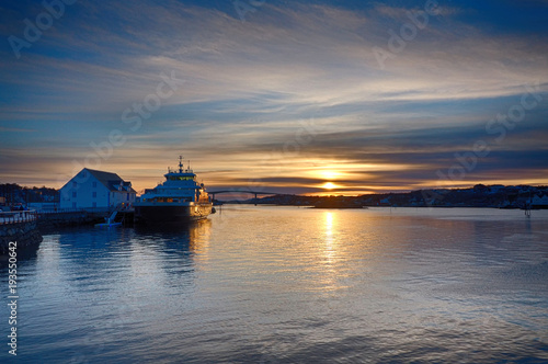 Hafen von Bronnoysund in Norwegen bei Sonnenuntergang Tablou Canvas
