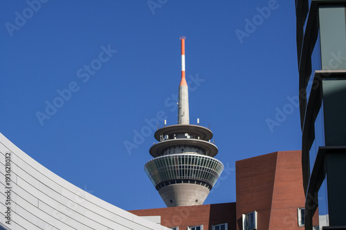 Plakat Wieża telewizyjna w Dusseldorfie w MEdienhafen z nowoczesnymi budynkami