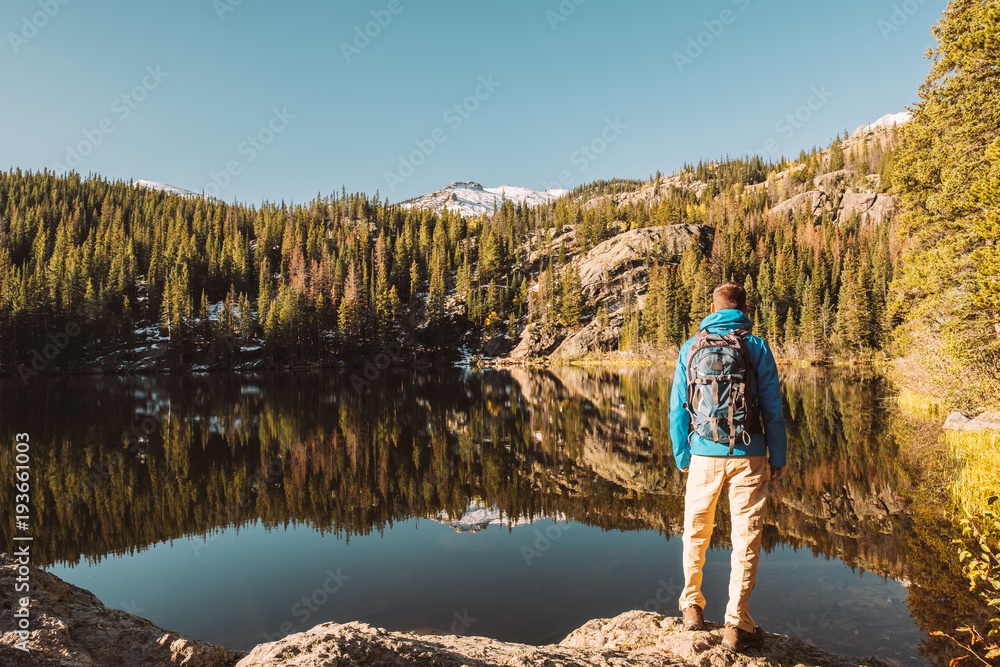 Tourist near Bear Lake in Colorado - obrazy, fototapety, plakaty 