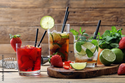 Plakaty do baru - pubu cocktail-alcolico-con-frutta