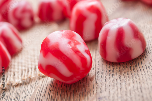 Zdjęcie XXL czerwone i białe cukierki galaretki na drewnianym stole