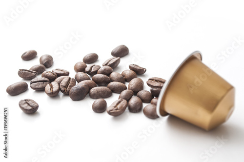 Fotografia concept capsule de café expresso et grains de café sur fond blanc