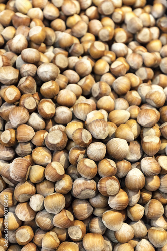 orzechy laskowe na stoisku na targu w Warszawie