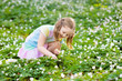 © famveldman - Child in spring park with flowers