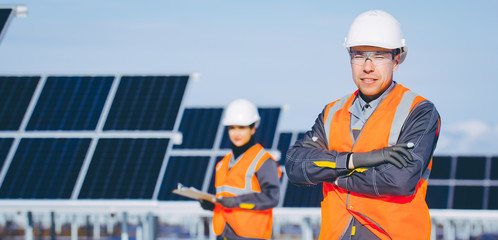 Canvas Print - solar power station worker