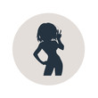 Icono plano silueta chica manga saludando en circulo gris